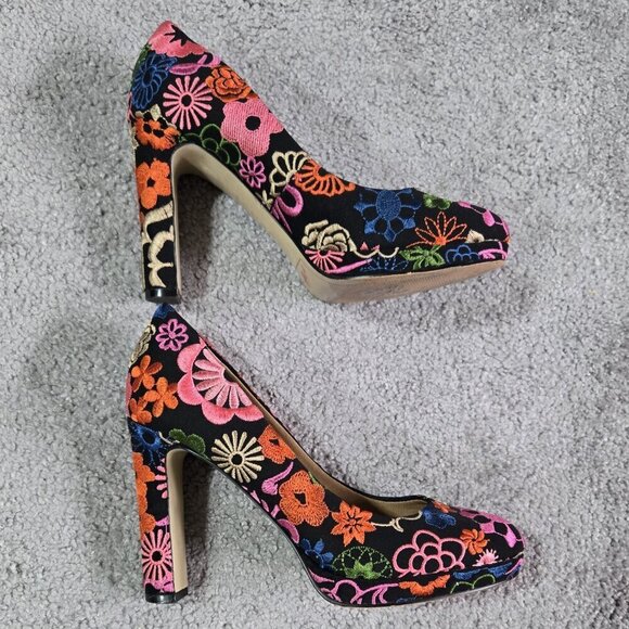 Tahari Brentwood Black Floral Embroidered Round Toe Pumps Hippie Retro Look - Picture 7 of 10